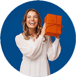 ragazza con premio in mano